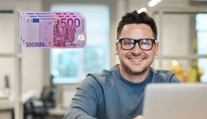 Uomo felice con lavoro di soldi