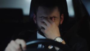 Guidare auto stanco stress traffico polizia