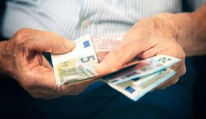Over 65 spettano 850 euro basta autocertificazione