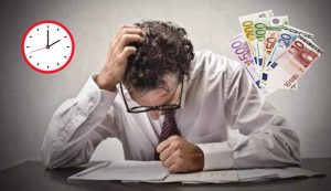 Uomo disperato per le scadenze (Depositphotos foto)