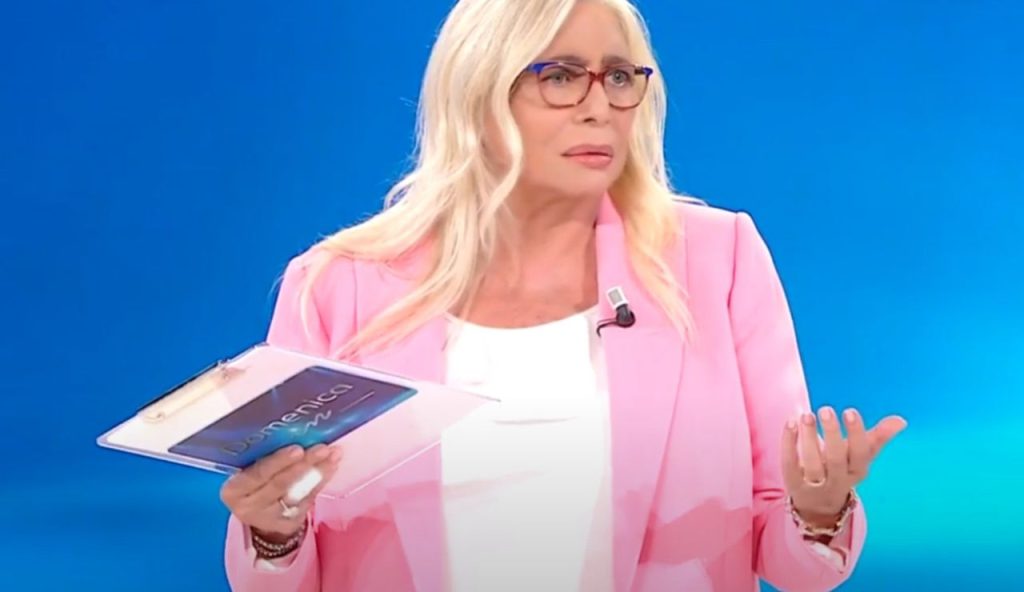 Mara Venier sorpresa (Rai - youtube screenshot) - www.insolenzadir2d2.it