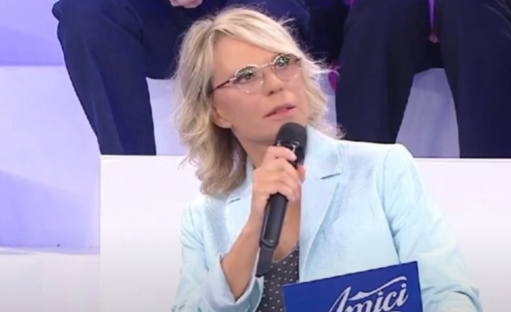 Maria De Filippi ad Amici (Pettegolezzo - youtube foto) - www.insolenzadir2d2.it