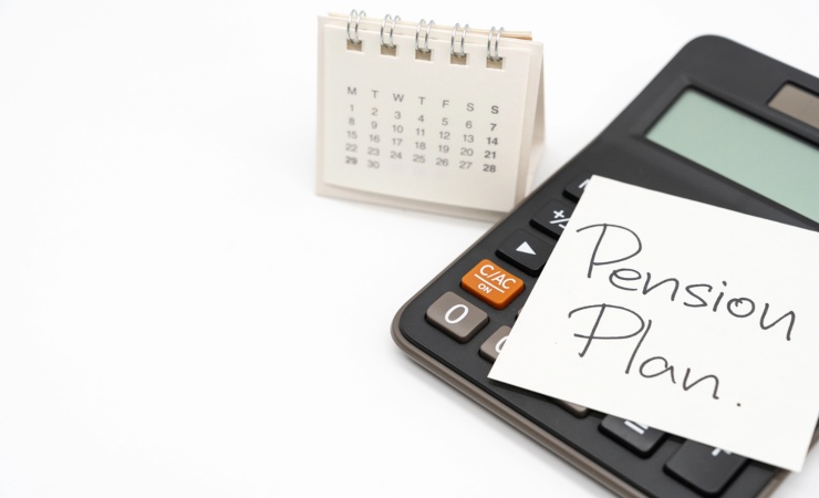 piano di pensionamento con calendario e calcolatrice