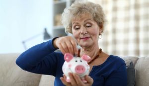 pensionata con salvadanaio