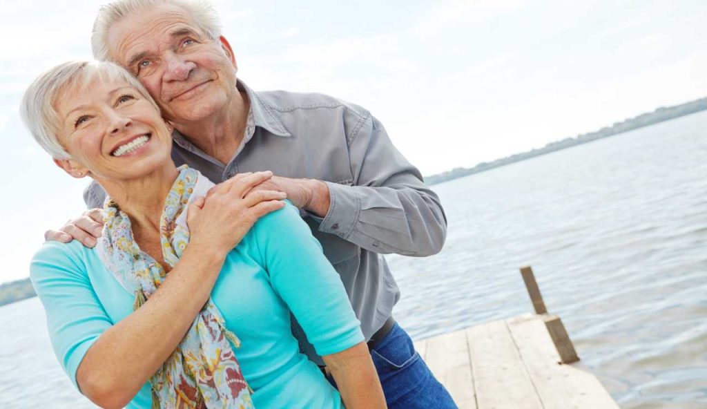 pensionati felici sorridendo
