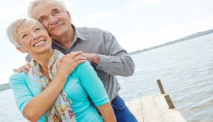 pensionati felici sorridendo
