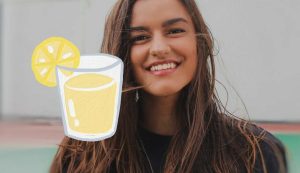 Donna felice con intruglio