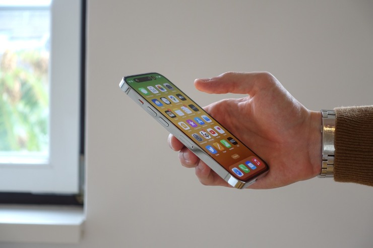 iPhone (Pixabay foto) - www.insolenzadir2d2.it