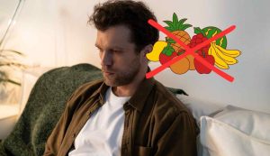 Uomo preoccupato per frutta