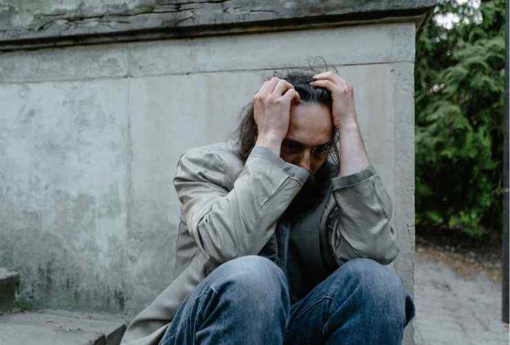 Uomo preoccupato per pagamento