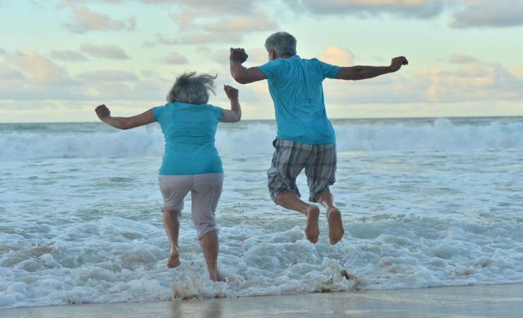 pensionati al mare felici