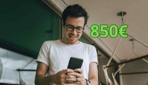 Uomo felice con 850 euro
