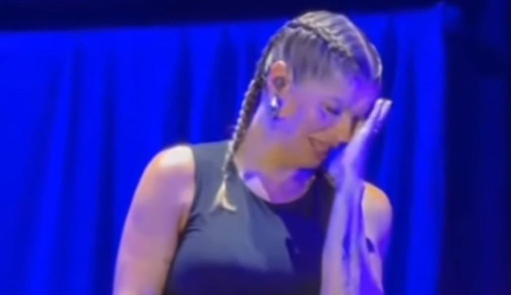 Alessandra Amoroso (Alessandra Amoroso Family - tiktok screenshot) - www.insolenzadir2d2.it