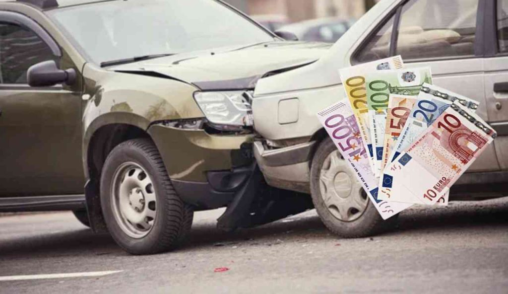 Incidente d'auto e soldi (Depositphotos foto) - www.insolenzadir2d2.it