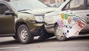 Incidente d'auto e soldi (Depositphotos foto) - www.insolenzadir2d2.it
