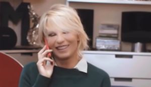 Maria De Filippi sorridente (Rai - youtube foto) - www.insolenzadir2d2.it
