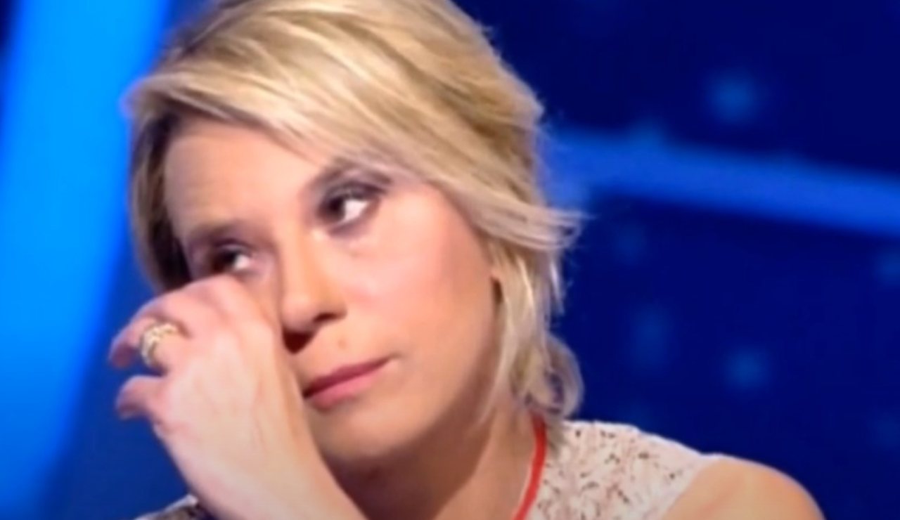 Maria De Filippi triste (IT.247 - youtube screenshot) - www.insolenzadir2d2.it
