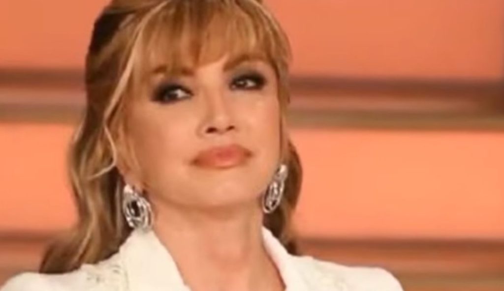 Milly Carlucci (Amo gli italiani - youtube foto) - www.insolenzadir2d2.it