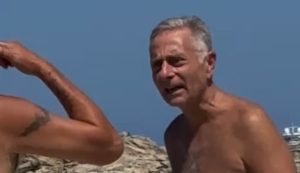 Paolo Bonolis in spiaggia (flender - instagram screenshot) - www.insolenzadir2d2.it