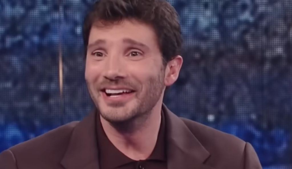 Stefano De Martino sorridente (NOVE - youtube screenshot) - www.insolenzadir2d2.it