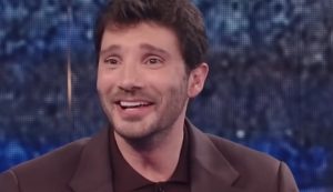 Stefano De Martino sorridente (NOVE - youtube screenshot) - www.insolenzadir2d2.it