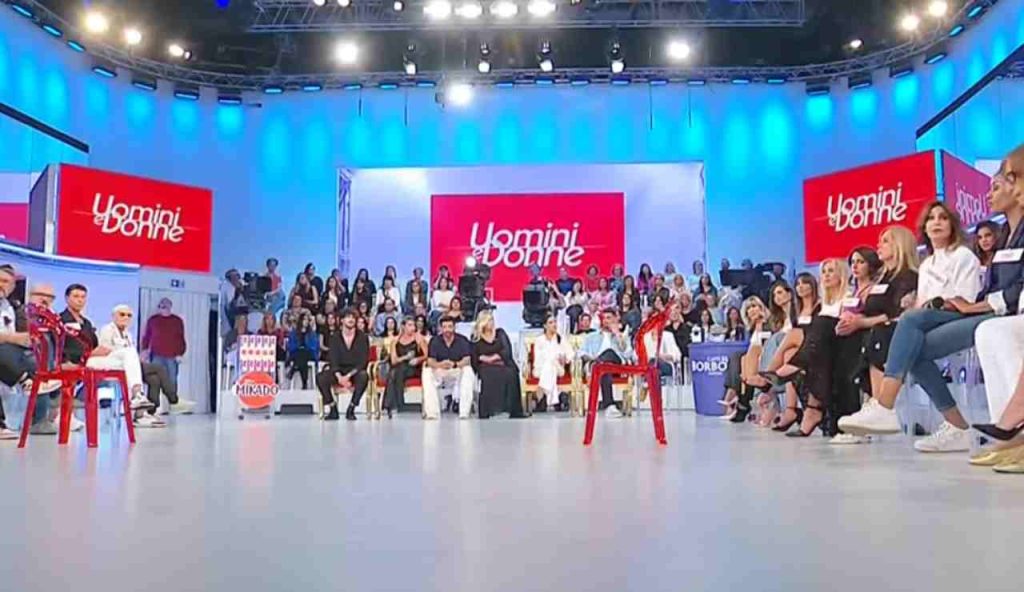 Studio di Uomini e Donne (Uomini e Donne - youtube foto) - www.insolenzadir2d2.it