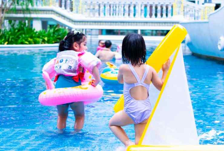Bambini in piscina
