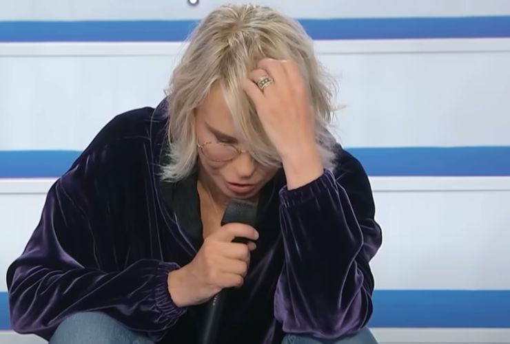 Maria De Filippi pensierosa