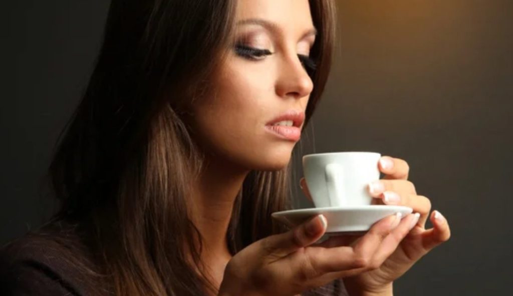 Donna beve un buon caffè (Depositphotos foto) - www.insolenzadir2d2.it