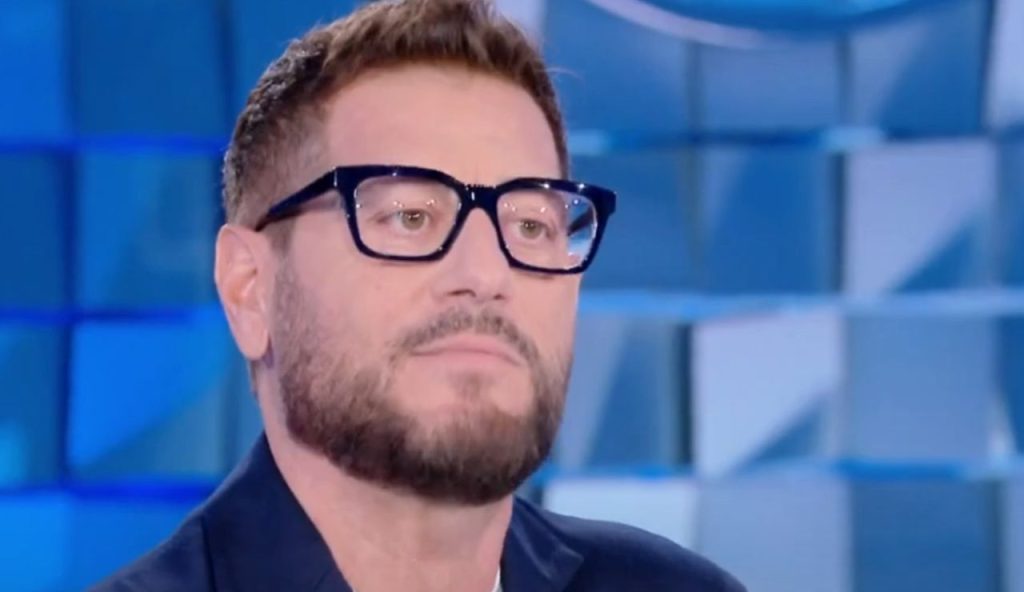 Enrico Papi (Mediaset Infinity - youtube screenshot) - www.insolenzadir2d2.it