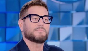 Enrico Papi (Mediaset Infinity - youtube screenshot) - www.insolenzadir2d2.it