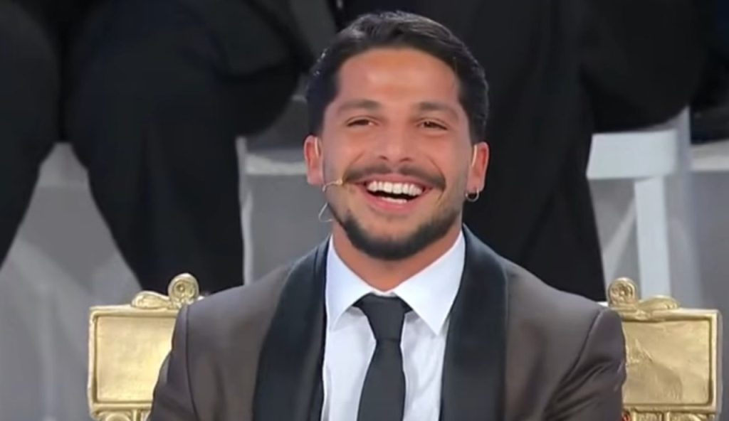Gianmarco Steri sorridente (Uomini e Donne - youtube screenshot) - www.insolenzadir2d2.it