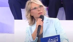 Maria De Filippi ad Amici (Pettegolezzo - youtube foto) - www.insolenzadir2d2.it
