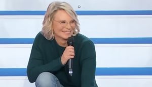 Maria De Filippi sorridente (Uomini e Donne - youtube screenshot) - www.insolenzadir2d2.it