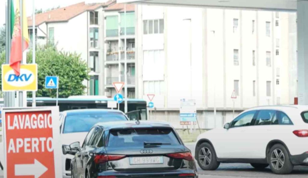 Benzinaio affollato