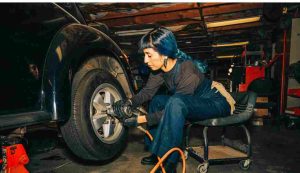 Meccanico al lavoro