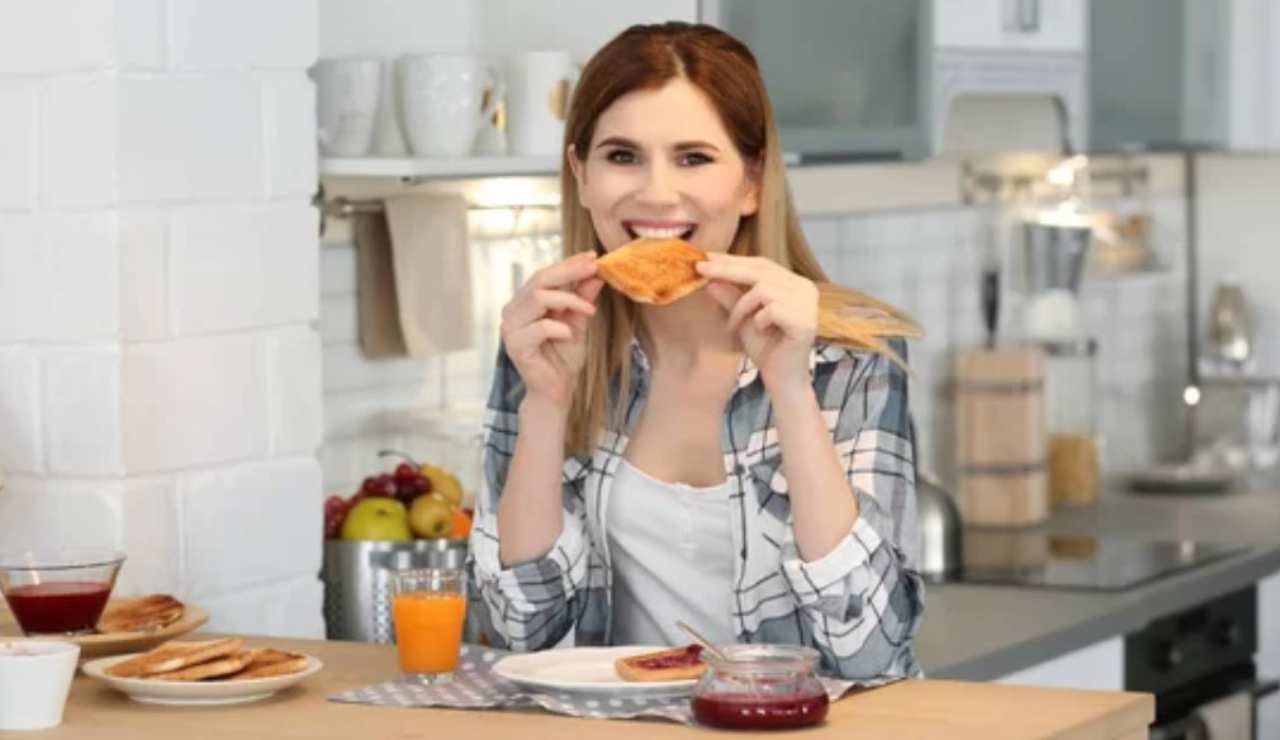 Donna fa colazione (Depositphotos foto) - www.insolenzadir2d2.it