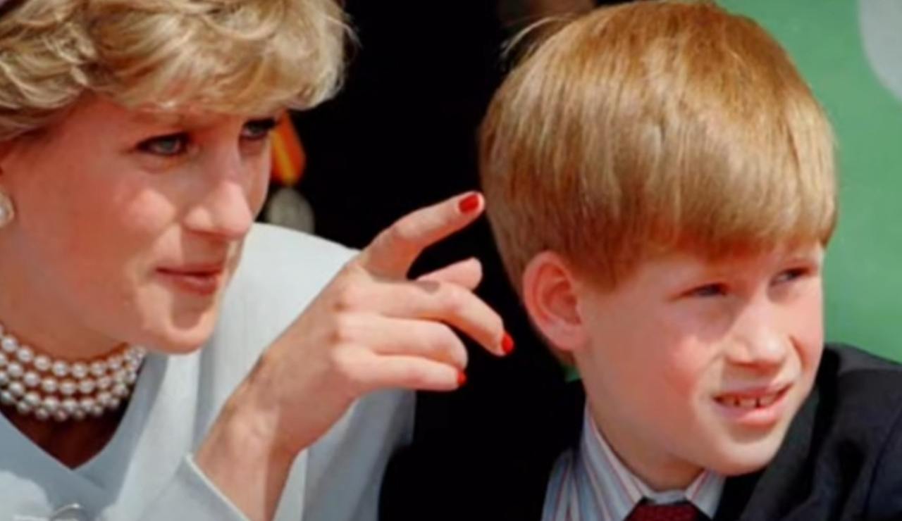 Lady Diana con suo figlio (Rai - youtube screenshot) - www.insolenzadir2d2.it