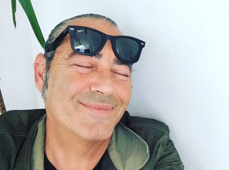 Luca Carboni sorridente (lucacarboniofficial - instagram screenshot) - www.insolenzadir2d2.it