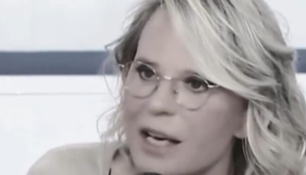 Maria De Filippi (uominiedonnefans instagram foto) - www.insolenzadir2d2.it