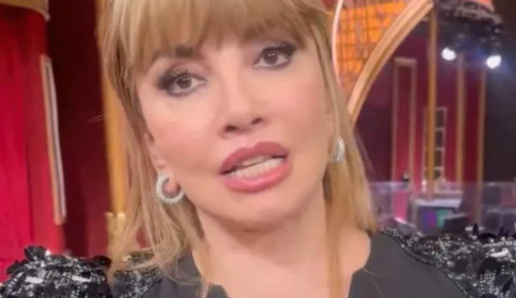 Milly Carlucci sconvolta (Italian Gossip - youtube screenshot) - www.insolenzadir2d2.it