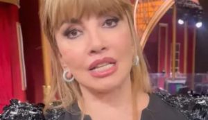 Milly Carlucci sconvolta (Italian Gossip - youtube screenshot) - www.insolenzadir2d2.it