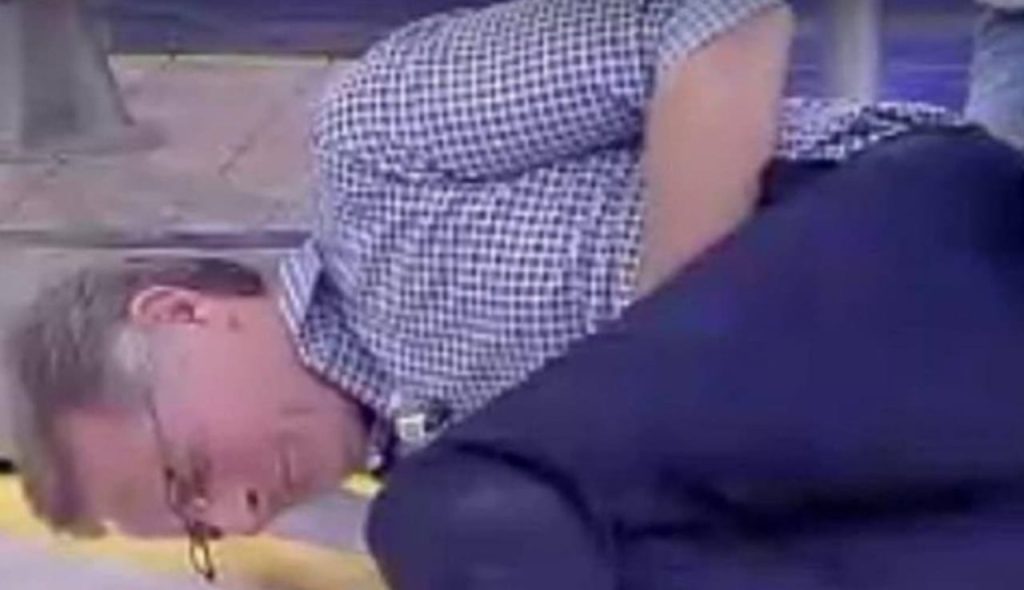 Paolo Bonolis a terra (Mediaset screenshot) - www.insolenzadir2d2.it