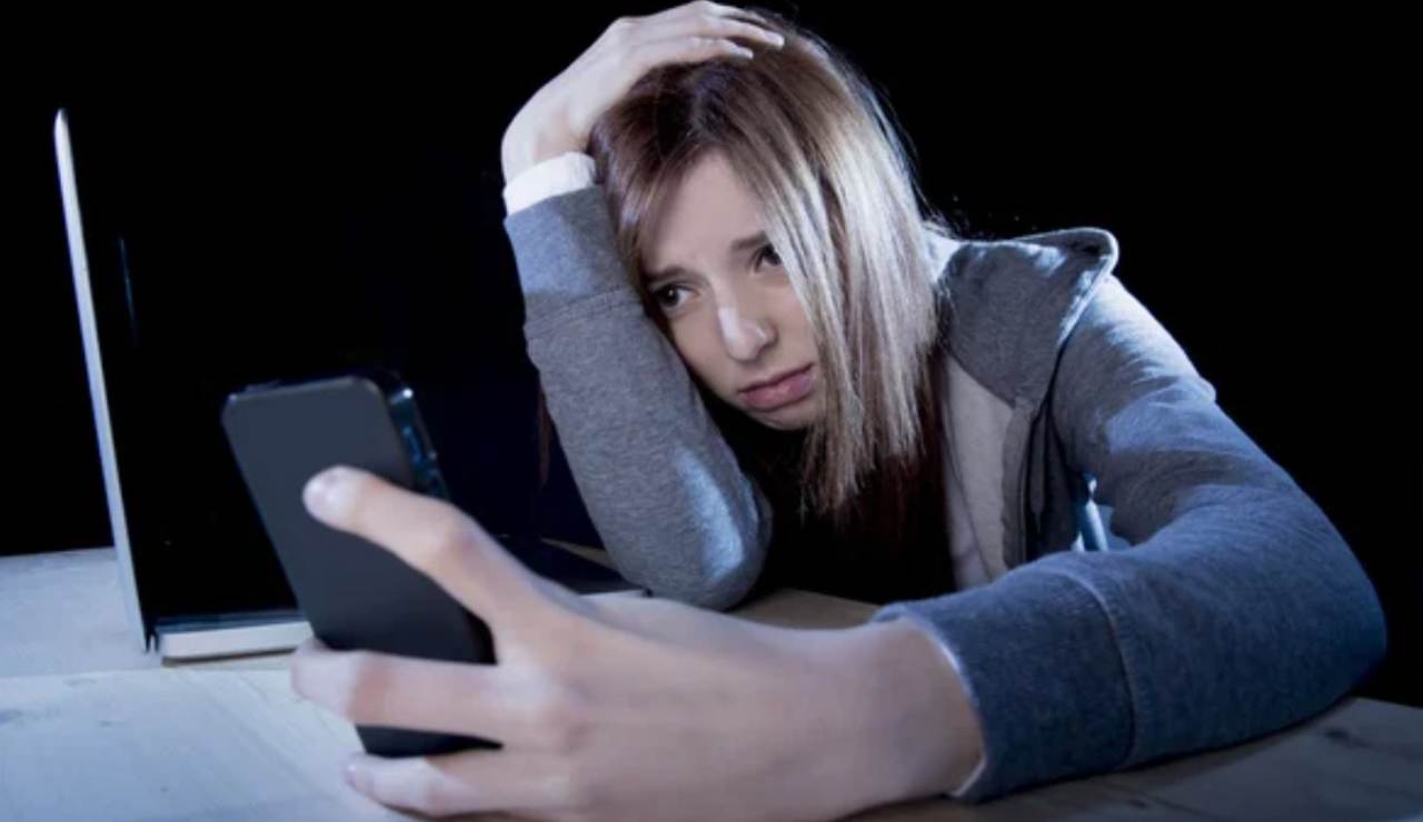 Ragazza triste con smartphone (Depositphotos foto) - www.insolenzadir2d2.it