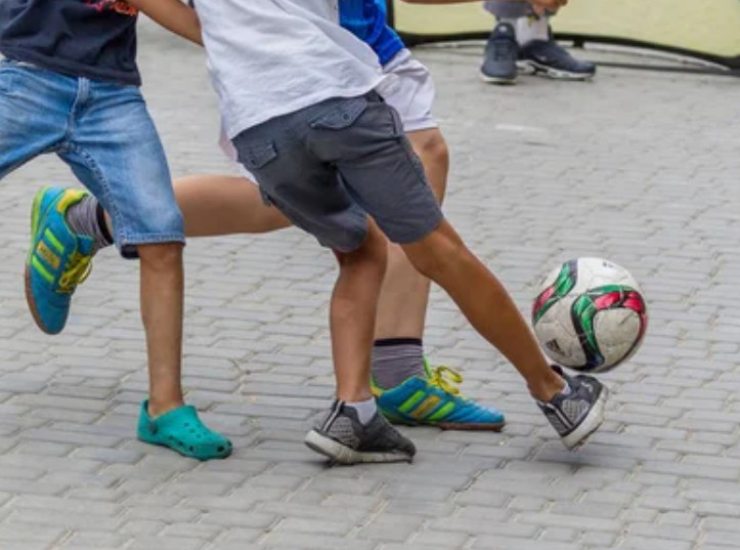 Ragazzini giocano a pallone (Depositphotos foto) - www.insolenzadir2d2.it