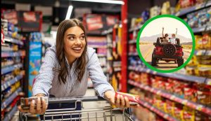 Donna felice al supermercato