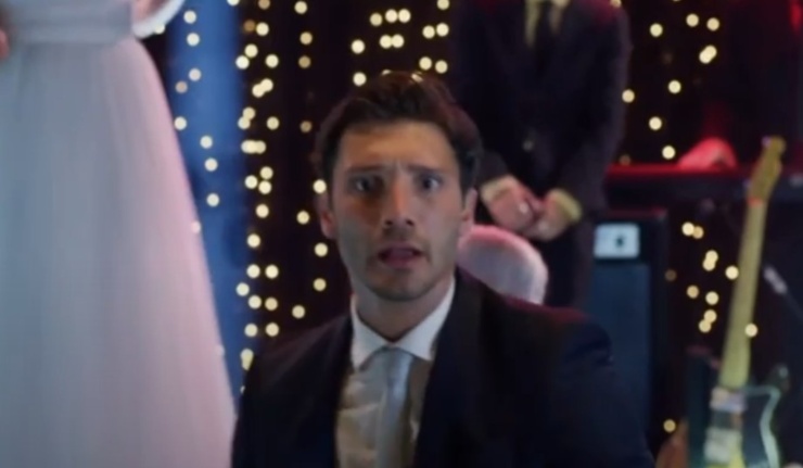 Stefano De Martino nel film (01Distribution - youtube screenshot) - www.insolenzadir2d2.it