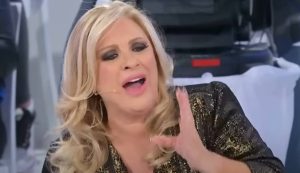 Tina Cipollari perde le staffe (Uomini e Donne - youtube screenshot) - www.insolenzadir2d2.it