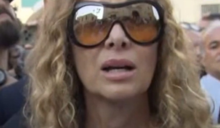 Tiziana al funerale di suo padre (Rai - gossip e lettoquotidiano - youtube screenshot) - www.insolenzadir2d2.it