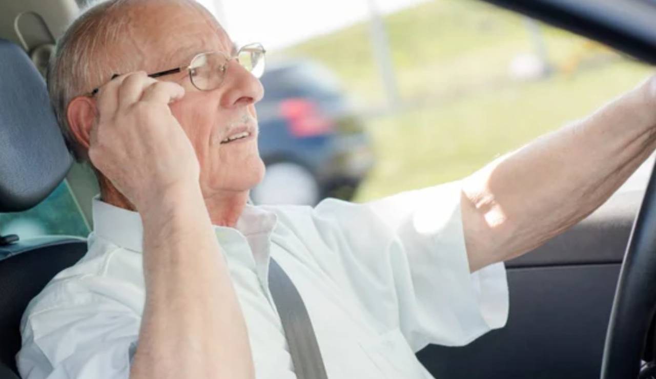 Anziano alla guida (Depositphotos foto) - www.insolenzadir2d2.it